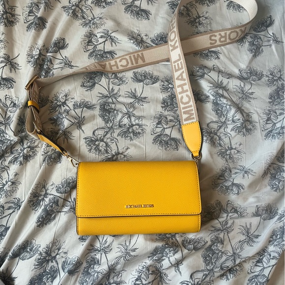 New Michael Kors Jet Set Item Large Wallet
Crossbody Jasmine Yellow NWT - Picture 12 of 12